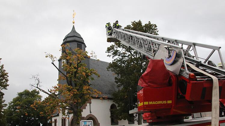 Die Feuerwehrleute holten eine Person aus der Kirche. Foto: Michael Stelzner