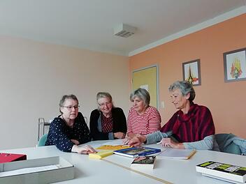 Vorbereitung für den Vortragsabend (von links): Michaela Axtner, Susanne Witzgall, Bernadette Sauerschell und Brigitte Wolpert  Foto: Katrin Geyer