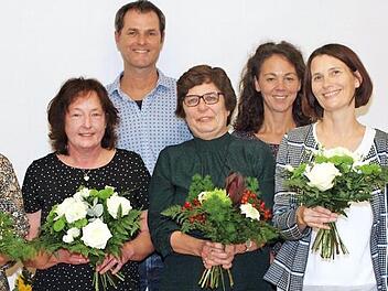 Schulamtsdirektorin Stefanie Mayr-Leidnecker (3. v. re.) ehrte ihre Lehrerkollegen Waltraud Fischer, Marianne Gutgesell, Bernhard Jeßberger, Birgit Fröba, Elke Deinlein und Ariane Colbentson (v. li.) für 25- bzw. 40-jährige Dienstzeit. Foto: Alfred Thieret