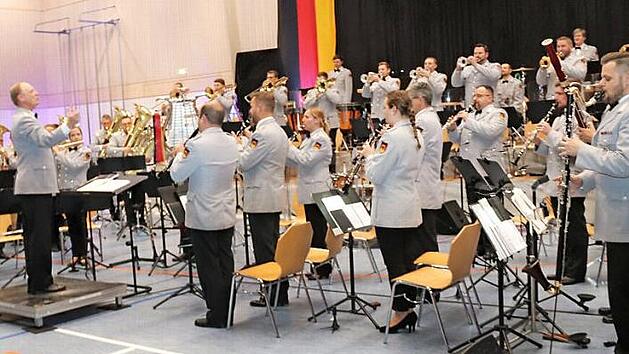 Das Heeresmusikkorps Veitshöchheim begeisterte bei einem Benefizkonzert in Adelsdorf.  Foto: Johanna Blum