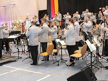 Das Heeresmusikkorps Veitshöchheim begeisterte bei einem Benefizkonzert in Adelsdorf.  Foto: Johanna Blum