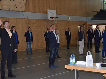 Am Montag wurden im Kreistag auch die neuen Mitglieder vereidigt (im Bild sind leider nur elf von 21 zu sehen).  Isolde Krapf