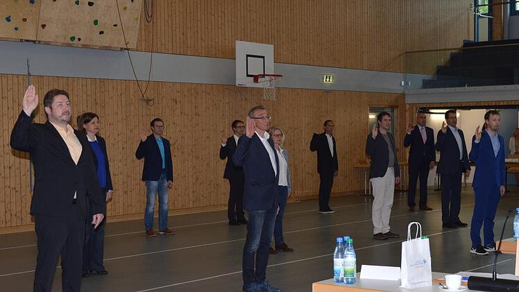 Am Montag wurden im Kreistag auch die neuen Mitglieder vereidigt (im Bild sind leider nur elf von 21 zu sehen).  Isolde Krapf