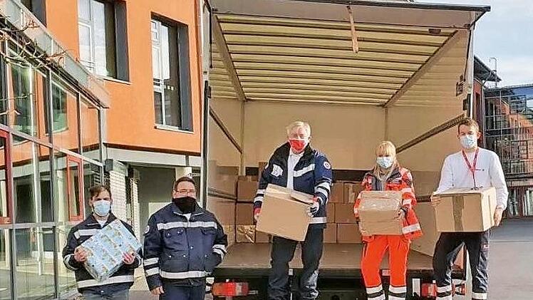 Die Johanniter beim Verladen der Hilfspakete