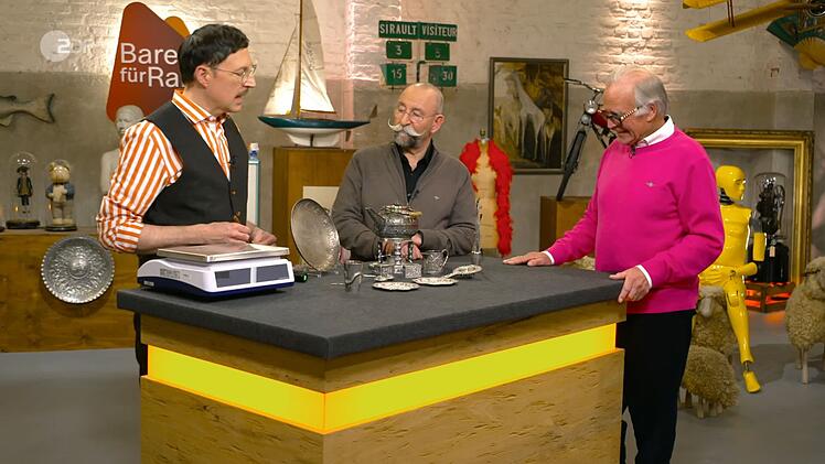 Sein 14-teiliges Silber-Konvolut gehöre "in die Hände eines Sammlers von chinesischen Raritäten", fand Michael. Horst Lichter beschrieb es wenig einfühlsam als "jede Menge Gedöns". Colmar Schulte-Goltz taxierte auf 2.900 Euro. Daniel Mayer war das 999er-Silber 2.850 Euro wert.