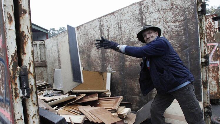 Günther Igl bei der Sperrmüllentsorgung in Gosberg: Künftig wird er   eine Kundenkarte     mitbringen müssen, um seinen  Müll    an der Deponie loswerden zu können. Foto: Hofbauer