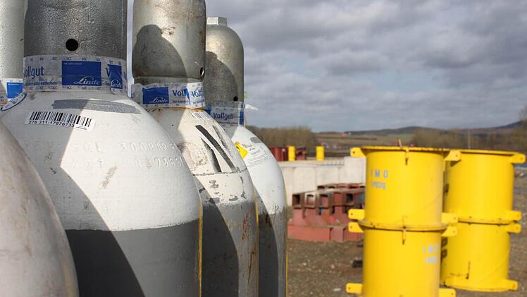 Auf der Baustelle am Main bei Wiesen ist alles auf die Kolosse aus Stahl vorbereitet.