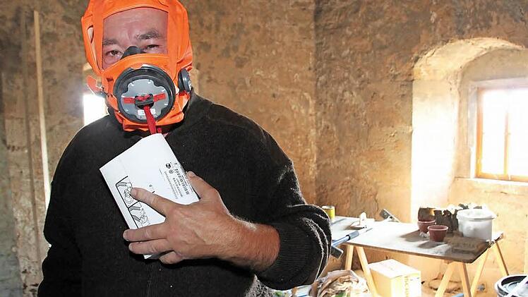 Wer die Türmerwohnung im Oberen Tor nach ihrer Fertigstellung besucht, kann sicher sein, dass im Brandfall eine Rauchmaske für ihn zur Verfügung steht. Foto: Heike Beudert