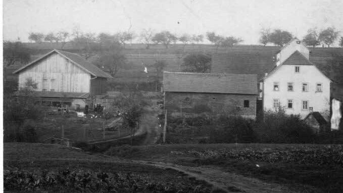 1.Die Bocksmühle ist noch heute prägend auf dem Weg von Hausen nach Nüdlingen. Das Bild aus dem Jahre 1934 zeigt noch das Mühlrad, über das sich ein Wassersturz ergießt (rechts am Haus).