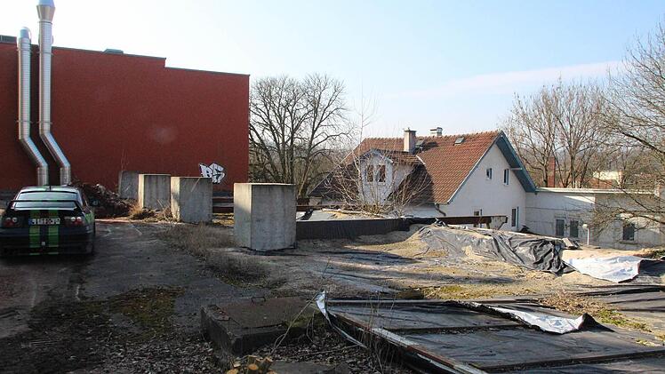 An dieser Stelle (rechts) stand bis 2007 ein Reihenhaus. Es musste abgerissen werden, weil der Untergrund in Bewegung geraten war.