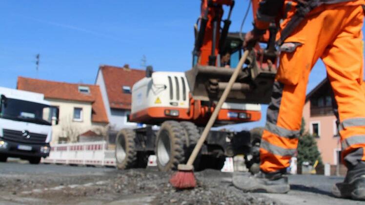 Am Dienstag wurde mit den Fräsarbeiten auf der B 303 in Stadtsteinach begonnen.  Foto: Matthias Beetz