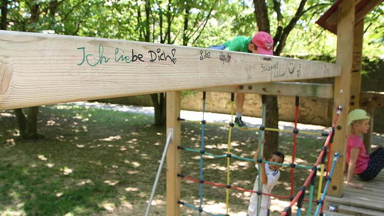 Leider sind viele Spielgeräte beschmiert. Foto: Ralf Ruppert