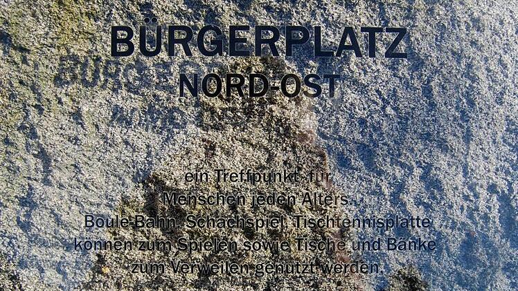 Das Namensschild an dem vom Steinmetzbetrieb Brand gestifteten Felsblock. Foto: Sigismund von Dobschütz