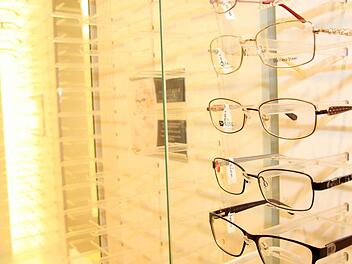 Markenbrillen, optische Geräte und Bargeld - alles weg. Unbekannte haben Apollo-Optik in der Kulmbacher Langgasse heimgesucht und Beute im Wert von rund 100 000 Euro gemacht. Hinweise nimmt die Kriminalpolizei Bayreuth unter Telefon 0921/506-0 entgegen. Fotos: Jochen Nützel