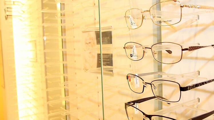 Markenbrillen, optische Geräte und Bargeld - alles weg. Unbekannte haben Apollo-Optik in der Kulmbacher Langgasse heimgesucht und Beute im Wert von rund 100 000 Euro gemacht. Hinweise nimmt die Kriminalpolizei Bayreuth unter Telefon 0921/506-0 entgegen. Fotos: Jochen Nützel