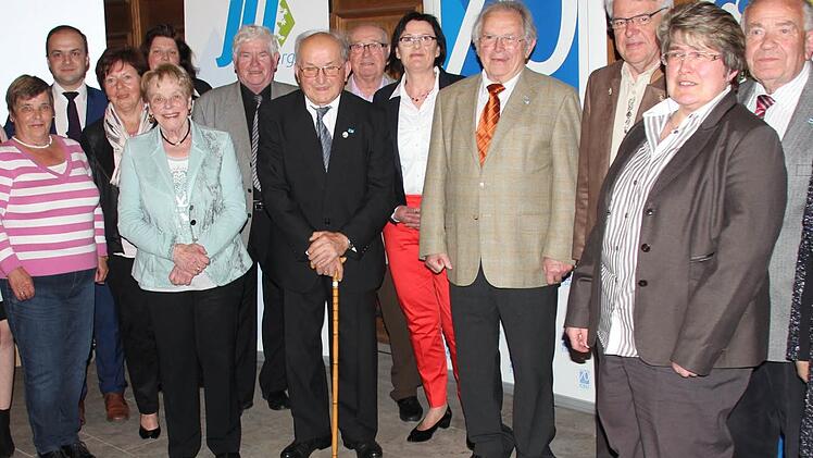 Die Geehrten der CSU, die zum Festabend gekommen waren, mit Ortsvorsitzender Rögner (Zweite von rechts) und FU-Vorsitzender Simone Berger (Vierte von links). Fotos: Ralf Kestel