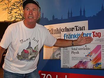 Wolfgang Reichmann kann es nicht glauben: Auf dem Plakat zu "70 Jahre Fränkischer Tag" ist vom ersten Saisonsieg des 1. FC Nürnberg die Rede. Foto: RiegerPress
