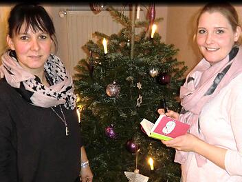 Tolle Idee: Dunja Virnek&auml;s (rechts) und Sandra Holzschuh (links) kommen in der gesamten Gemeinde Breitbrunn an den Feiertagen mal vorbei, um den jeweiligen Christbaum zu bewundern, nicht aber ich um ihn zu bewerten.   pr
