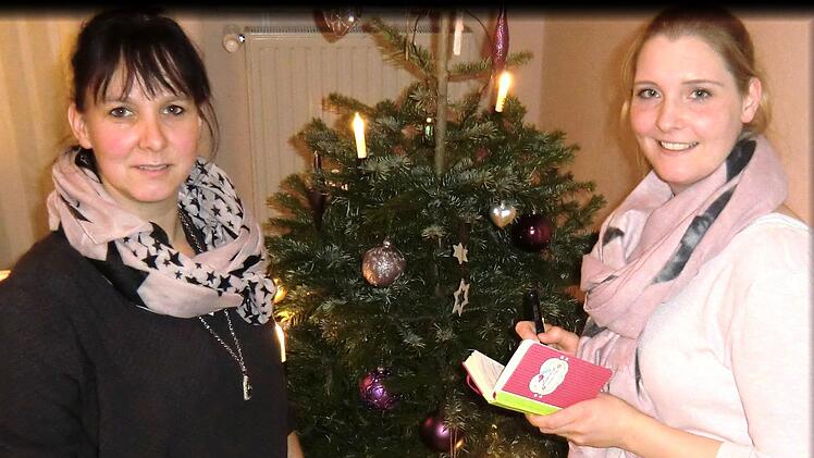 Tolle Idee: Dunja Virnek&auml;s (rechts) und Sandra Holzschuh (links) kommen in der gesamten Gemeinde Breitbrunn an den Feiertagen mal vorbei, um den jeweiligen Christbaum zu bewundern, nicht aber ich um ihn zu bewerten.   pr