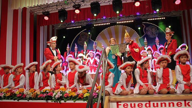 Sketche, Garden und allerlei Kurzweil  und Tanzeinlagen gab's beim Kinderbüttenabend.Veronika Schadeck