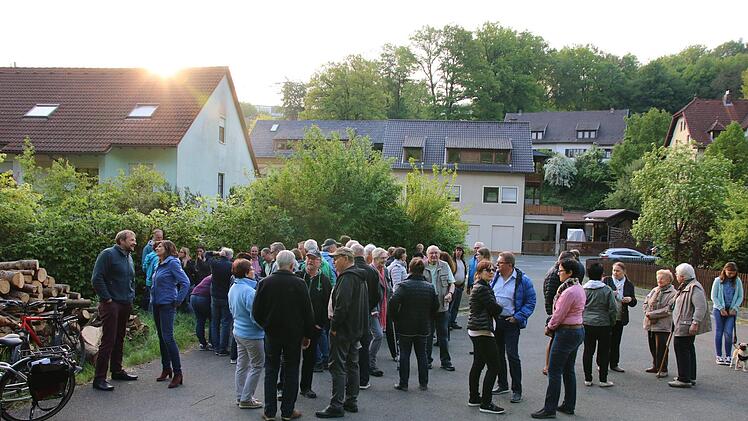 Zahlreiche Anwohner diskutierten über das geplante Bauvorhaben.Foto: Katrin Geyer