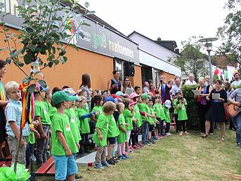 Nachdem das neue Schild enthüllt war, hatten die Kinder nochmal einen Auftritt. Foto: Richard Sänger