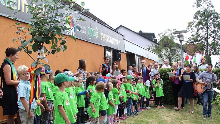 Nachdem das neue Schild enthüllt war, hatten die Kinder nochmal einen Auftritt. Foto: Richard Sänger