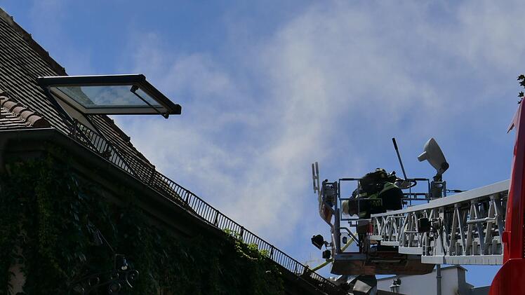 &uuml;r einen Einsatz der Feuerwehr sorgte am Sonntagnachmittag der Brand einer Dachterrasse eines Mehrfamilienhauses. Das Dachgeschoss ist durch die Flammen unbewohnbar. Foto: NEWS5/O&szlig;wald