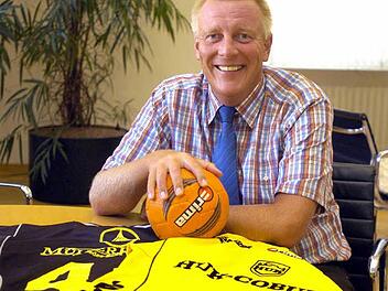 Schon vor 18 Jahren sprach Norbert Kastner von "professionellen Handball-Strukturen in Coburg". Das Gründungsmitglied des HSC 2000 wurde für seine Aussage, dass er eines Tages mit dem HSC in der 1. Handball-Bundesliga spielen will, anfangs von vielen belächelt. Jetzt steht der langjährige Coburger Oberbürgermeister vor seinem Comeback bei den Vestestädtern. Foto: CT-Archiv/Hagen Lehmann (2004)