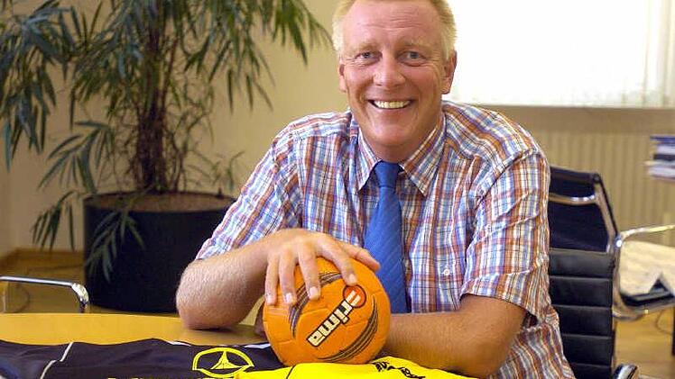 Schon vor 18 Jahren sprach Norbert Kastner von "professionellen Handball-Strukturen in Coburg". Das Gründungsmitglied des HSC 2000 wurde für seine Aussage, dass er eines Tages mit dem HSC in der 1. Handball-Bundesliga spielen will, anfangs von vielen belächelt. Jetzt steht der langjährige Coburger Oberbürgermeister vor seinem Comeback bei den Vestestädtern. Foto: CT-Archiv/Hagen Lehmann (2004)