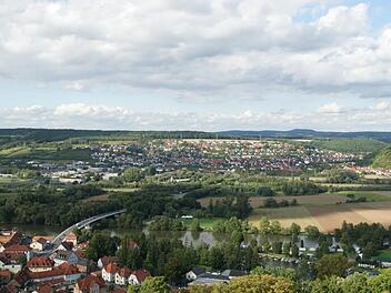 Oberhalb der jetzigen Bebauung hat Ebelsbach die letzte Möglichkeit, ein Baugebiet auszuweisen. "Am Herrenwald" heißt der Bebauungsplan, der gerade entwickelt wird. Begrenzt werden die Planungen allerdings von der Stromtrasse, die hier im Bild hinten gut zu erkennen ist. Foto: Sabine Weinbeer