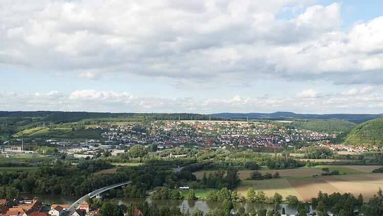 Oberhalb der jetzigen Bebauung hat Ebelsbach die letzte Möglichkeit, ein Baugebiet auszuweisen. "Am Herrenwald" heißt der Bebauungsplan, der gerade entwickelt wird. Begrenzt werden die Planungen allerdings von der Stromtrasse, die hier im Bild hinten gut zu erkennen ist. Foto: Sabine Weinbeer