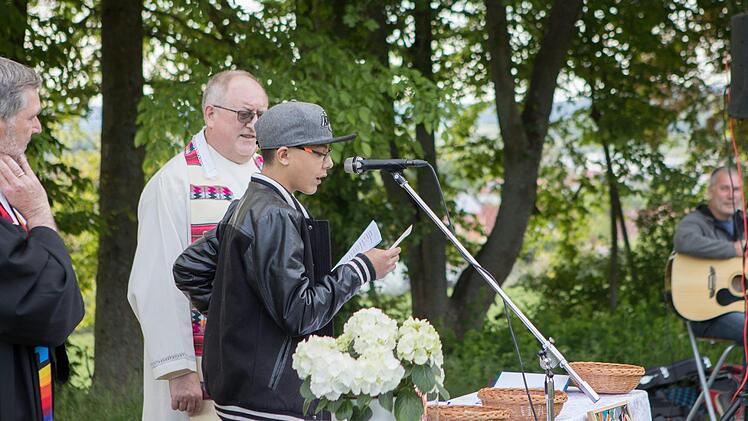 Besucher lasen ihren Traum vor, den sie zuvor auf eine Postkarte geschrieben haben