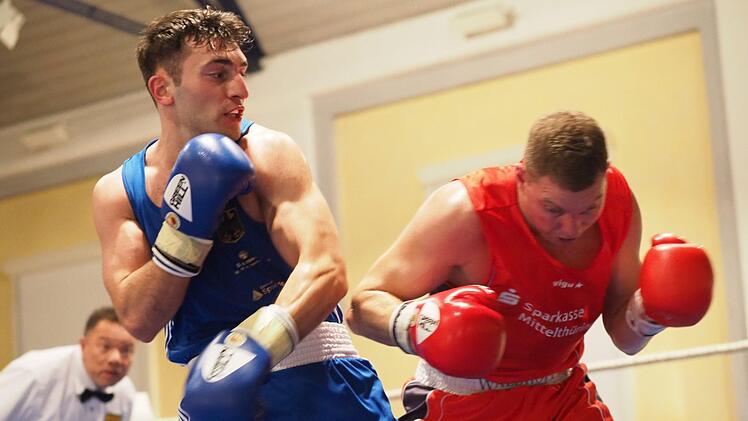 Anstrengung: Dadaev Zelimban (links) im Ring. Foto: J&uuml;rgen Schmitt