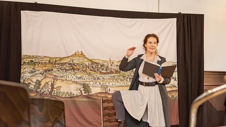 Peggy Hoffmann bei einem Auftritt im leeren Theater am Hexenturm in CoburgFoto: Val Thoermer