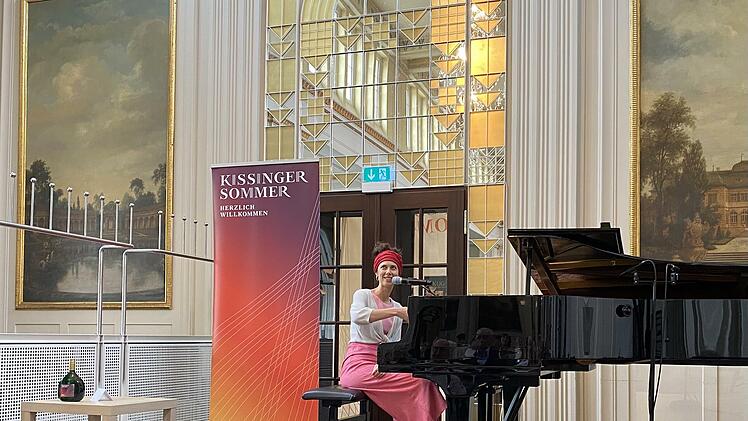 Olivia Trummer beim Kissinger Sommer 2021 im Kurgartencafé.