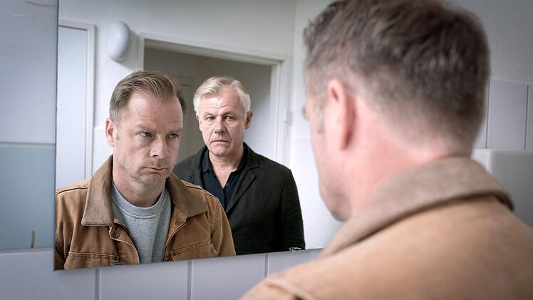 Hauke Jacobs (Hinnerk Schönemann, links) trifft auf den kürzlich erschossenen Simon Rost (Rainer Furch).