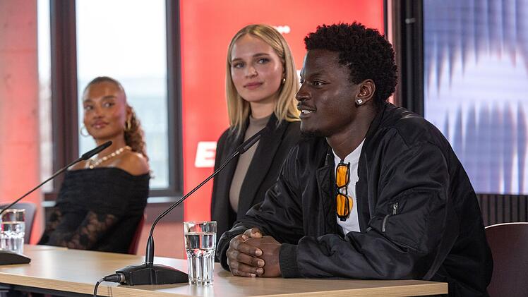 Anna (Mitte) brilliert beim gef&uuml;rchteten Presse-Talk.