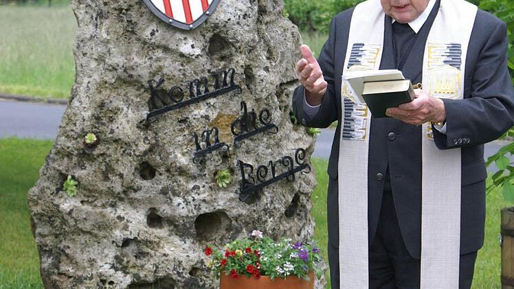 Pfarrer Anton Hubert Brimer segent den Bildstock.
