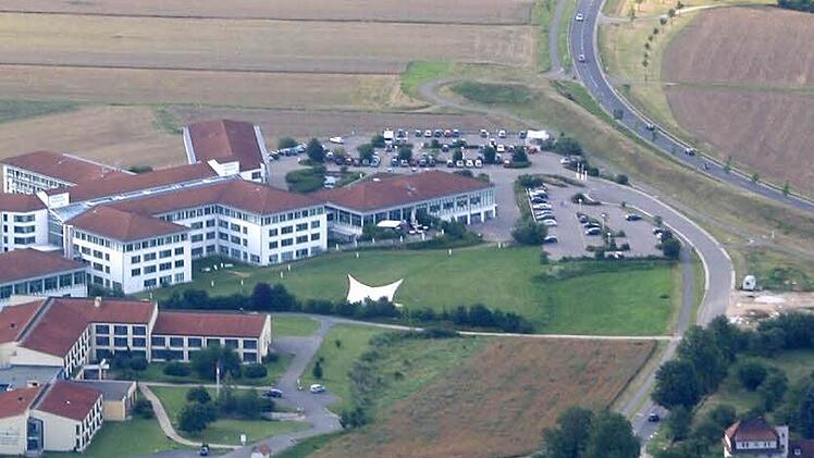 Auf dem Areal des geschotterten Parkplatzes (rechts) unweit der Staffelsteiner Schön-Klinik darf ein Pflegeheim errichtet werden. Der städtische Bauausschuss gab für dieses Vorhaben nun grünes Licht. Archivbild Matthias Einwag