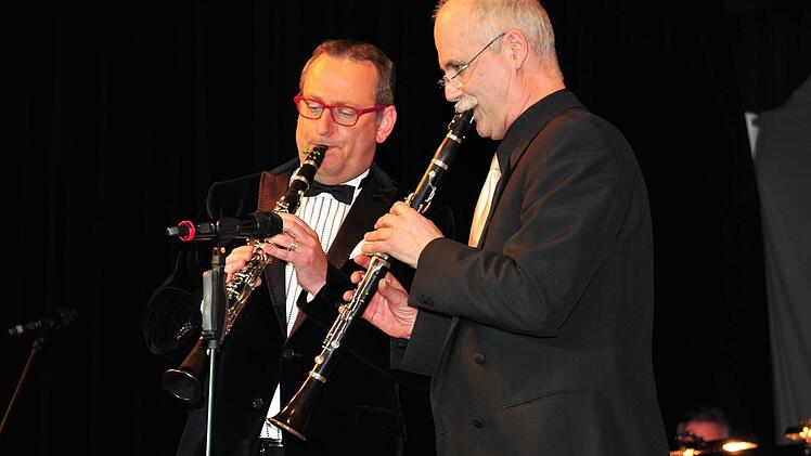 Volker Heißmann (links) und Pavel Sandorf, Leiter der gleichnamigen Bigband, spielten gemeinsam "Sentimental Journey". Foto: Langer