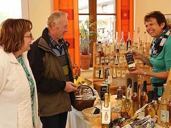 Heinz und Brigitte Schüpferling lassen sich von Rositta Erlwein den Whisky erklären. Foto: Franz Galster