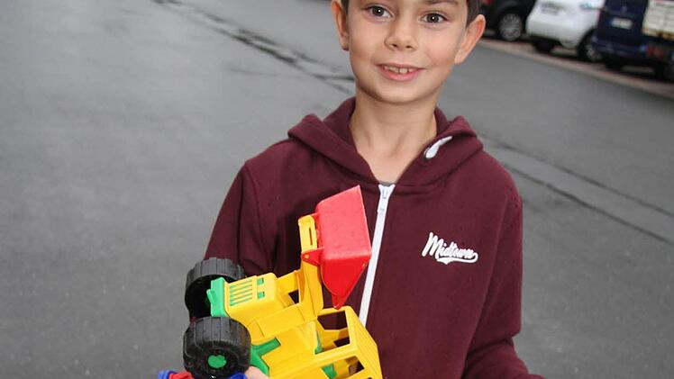 Leon Heinrich (8) hat selbst ausgemistet: "Wir wohnen in der Nähe und ich hab selbst noch genug Bagger." Foto: Sonja Adam