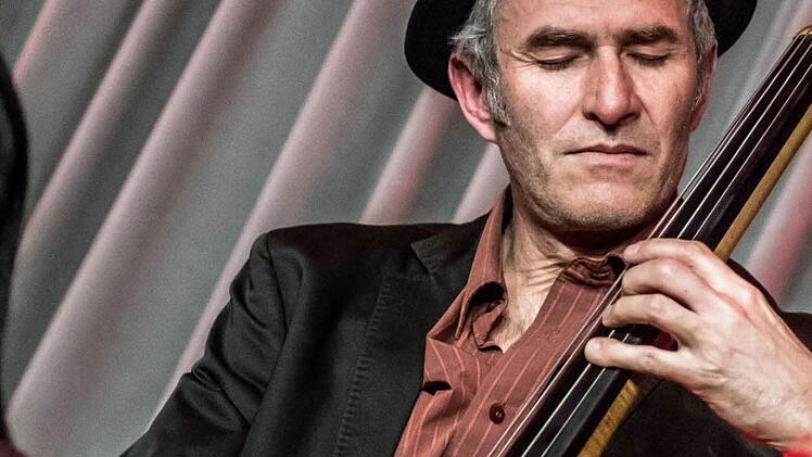 Jazz-Legenden gastierten in Coburg: Wolfram Derschmidt am Kontrabass.Foto: Jochen Berger