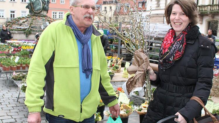 Ein Bummel über den Kulmbacher Wochenmarkt macht auch Männern Spaß: Horst Erhardt und seine Tochter Barbara Stockert sind jeden Samstag hier vertreten. Foto: Sonja Adam