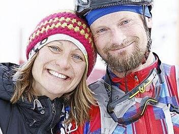 Susi von Borstel (l.) wurde im Ziel von ihrem Mann empfangen.