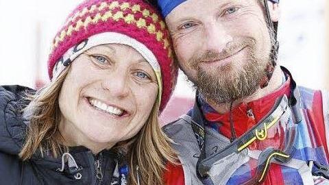 Susi von Borstel (l.) wurde im Ziel von ihrem Mann empfangen.