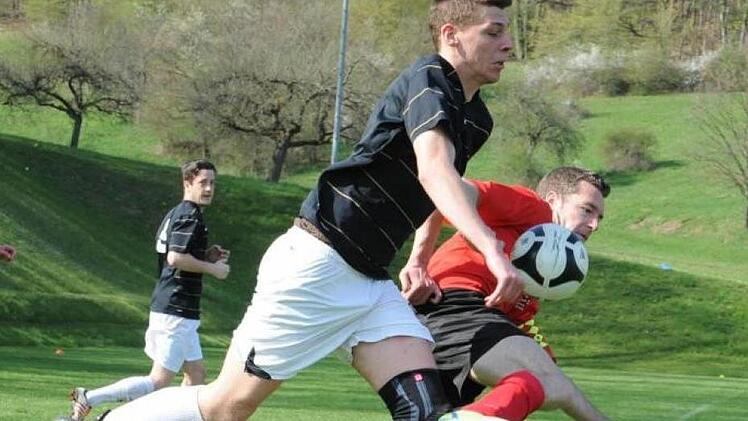 Ein durch und durch entspannter Torjäger: Patrick Häfner (links) von der TSVgg Hausen. Foto: Archiv