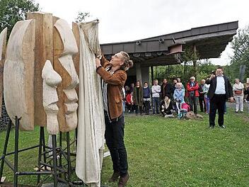 Künstler Michel Stenzel enthüllt die neue Skulptur, die auf dem Franziskusweg stehen wird.  Foto: Marion Eckert