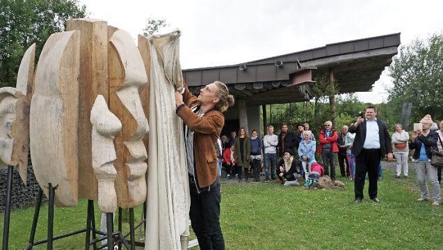 Künstler Michel Stenzel enthüllt die neue Skulptur, die auf dem Franziskusweg stehen wird.  Foto: Marion Eckert